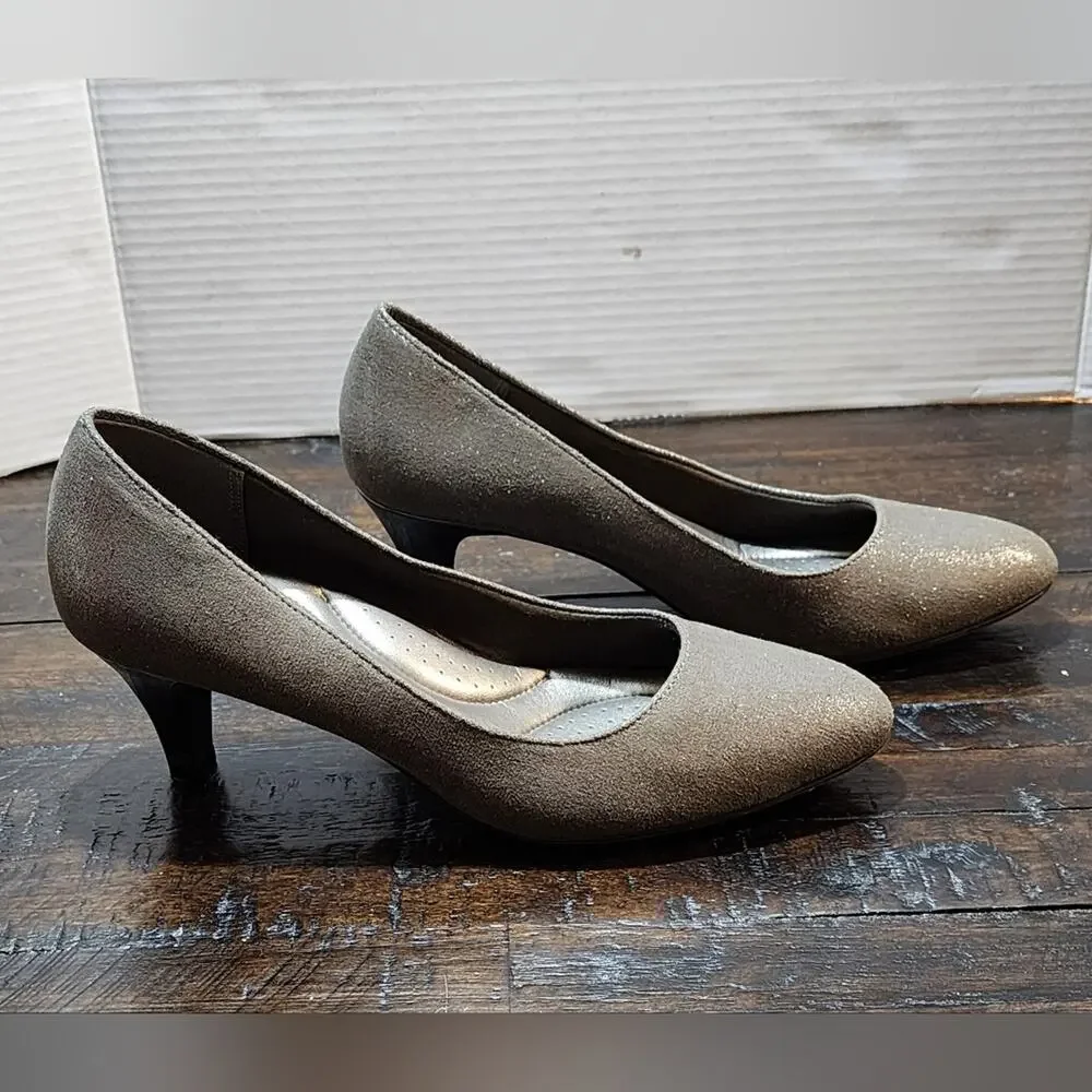 Amelia Grace silver metallic round toe‎ kitten heels Women's size 9